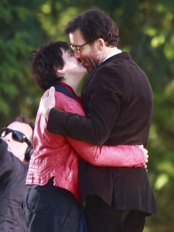 Clive Owen et Juliette Binoche s'embrassent sur le tournage du film "Words and Pictures" à Vancouver, le 22 avril 2013
