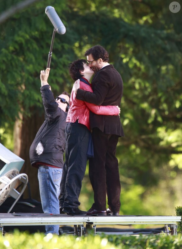 Clive Owen et Juliette Binoche s'embrassent pour les besoins du tournage du film "Words and Pictures" à Vancouver, le 22 avril 2013