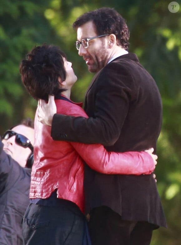 Juliette Binoche s'embrasse Clive Owen sur le tournage du film "Words and Pictures" à Vancouver, le 22 avril 2013