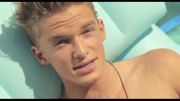 Cody Simpson s'exhibe fièrement en maillot de bain pour Pretty Brown Eyes