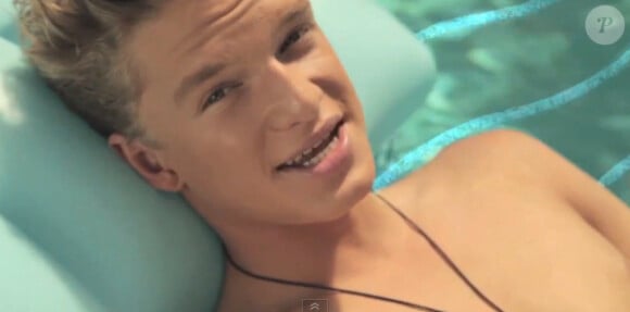 L'australien Cody Simpson dans "Pretty Brown Eyes", son nouveau clip révélé le 22 avril 2013.