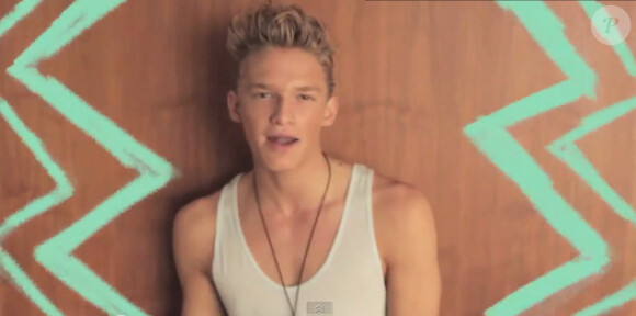 Le chanteur Cody Simpson dans "Pretty Brown Eyes", son nouveau clip révélé le 22 avril 2013.