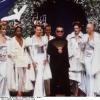 Karl Lagerfeld en 1994 au défilé Chloé entouré des plus grands top models