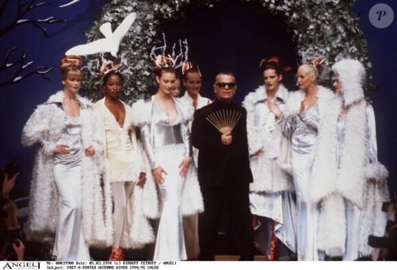 Karl Lagerfeld en 1994 au défilé Chloé entouré des plus grands top models