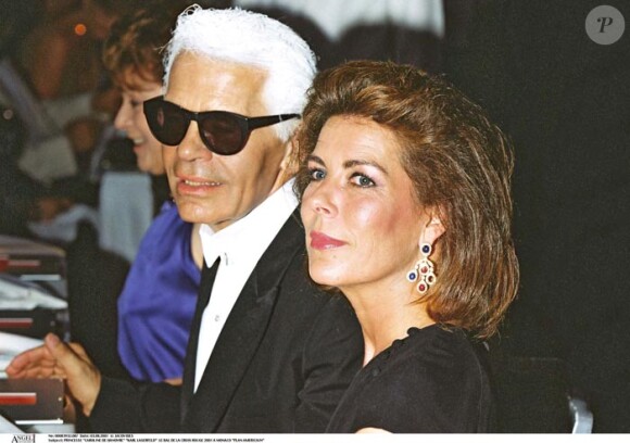 Karl Lagerfeld en 2001 au bal de la croix rouge avec la princesse Caroline de Monaco