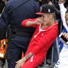 Justin Bieber, étrangement enjoué, sort de son hôtel en dansant avec un ami pour se rendre à son concert à Stockholm, le 24 avril 2013.