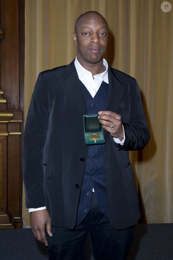Oxmo Puccino reçoit la médaille de Vermeil au cours d'une cérémonie à l'hôtel de ville de Paris. Le 12 mars 2013.