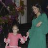 Salma Hayek et sa fille Valentina à la soirée de Gala Les P'tits Cracks au Pavillon Champs-Elysées à Paris, le 25 avril 2013.