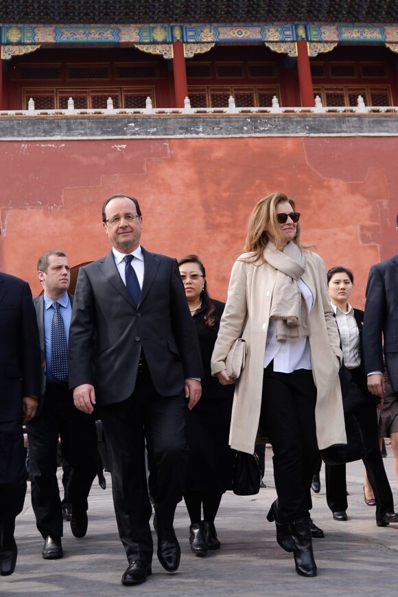 Le président François Hollande et Valérie Trierweiler visitent la Cité interdite à Pékin le 26 avril 2013.