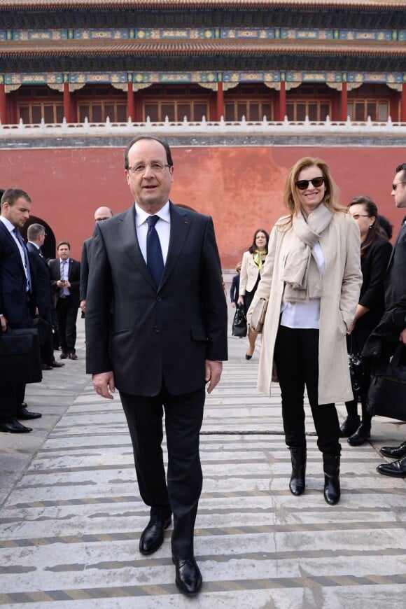 Le président François Hollande et sa compagne Valérie Trierweiler visitent la Cité interdite à Pékin le 26 avril 2013.