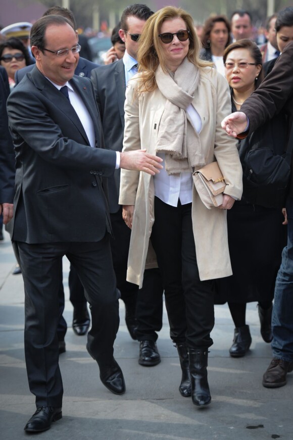 François Hollande et Valérie Trierweiler visitent la Cité interdite à Pékin le 26 avril 2013.