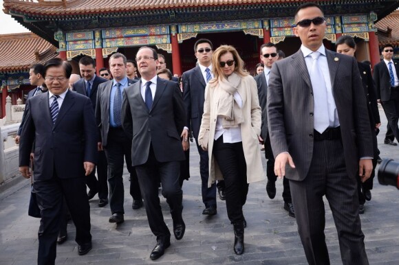 François Hollande et sa compagne Valérie Trierweiler visitent la Cité interdite à Pékin le 26 avril 2013.