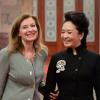Valérie Trierweiler et Peng Liyuan, la femme du président chinois, à Pékin, le 25 avril 2013.