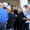 Pierce Brosnan et sa femme Keely Shaye Smith à leur arrivée à l'aéroport de Los Angeles, le 25 avril 2013.