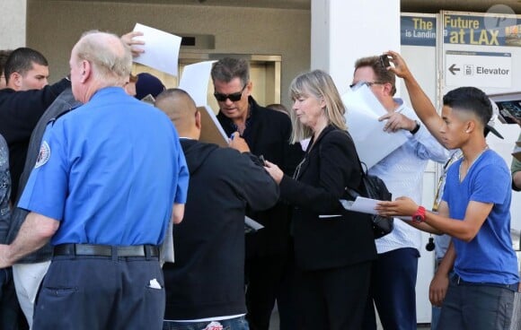 Pierce Brosnan et sa femme Keely Shaye Smith à leur arrivée à l'aéroport de Los Angeles, le 25 avril 2013.