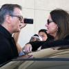 Pierce Brosnan et sa femme Keely Shaye Smith à l'aéroport de Los Angeles, le 25 avril 2013.