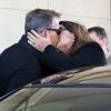 Pierce Brosnan et sa femme Keely Shaye Smith s'embrassent tendrement à l'aéroport de Los Angeles, le 25 avril 2013.