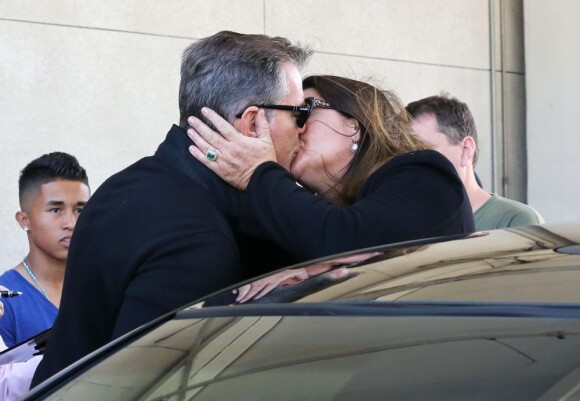 Pierce Brosnan et sa femme Keely Shaye Smith s'embrassent tendrement à l'aéroport de Los Angeles, le 25 avril 2013.