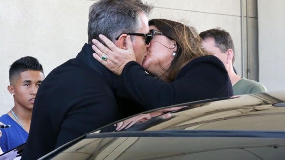 Pierce Brosnan et sa femme Keely Shaye Smith s'offrent un langoureux baiser