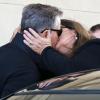 Pierce Brosnan et sa femme Keely Shaye Smith s'offrent un beau baiser à l'aéroport de Los Angeles, le 25 avril 2013.