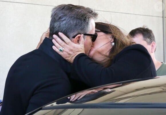 Pierce Brosnan et sa femme Keely Shaye Smith s'offrent un beau baiser à l'aéroport de Los Angeles, le 25 avril 2013.