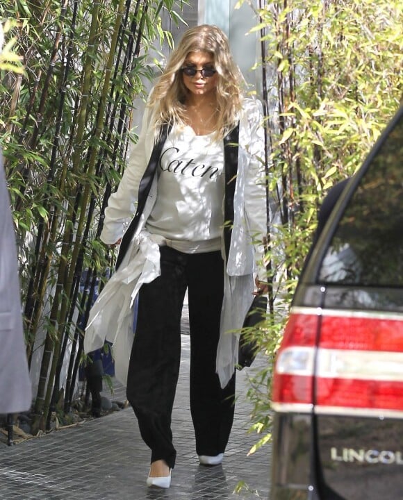 Exclu - La chanteuse Fergie (enceinte) quitte son domicile avec son mari Josh Duhamel pour se rendre à la soirée Giorgio Armani du festival Paris Photo à Los Angeles, le 25 avril 2013.