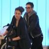 Chris Pine et sa petite amie d'alors, Dominique Piek, à l'aéroport de Los Angeles, le 6 décembre 2012
