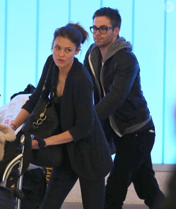 Chris Pine et sa petite amie d'alors, Dominique Piek, à l'aéroport de Los Angeles, le 6 décembre 2012