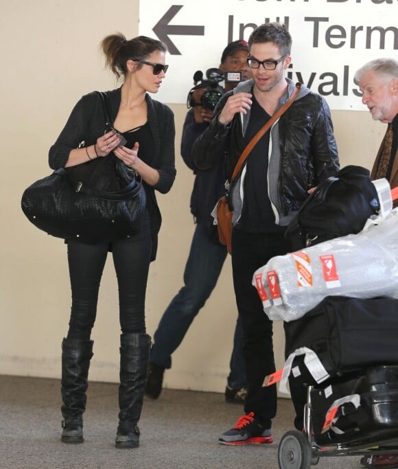 L'acteur Chris Pine et sa petite amie d'alors Dominique Piek à l'aéroport de Los Angeles, le 6 décembre 2012