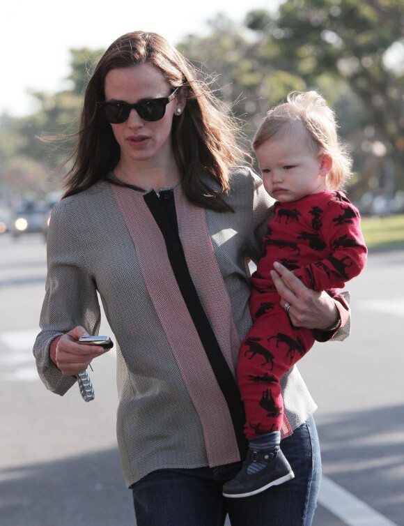Jennifer Garner et son fils Samuel se promènent à Brentwood, le 26 avril 2013.