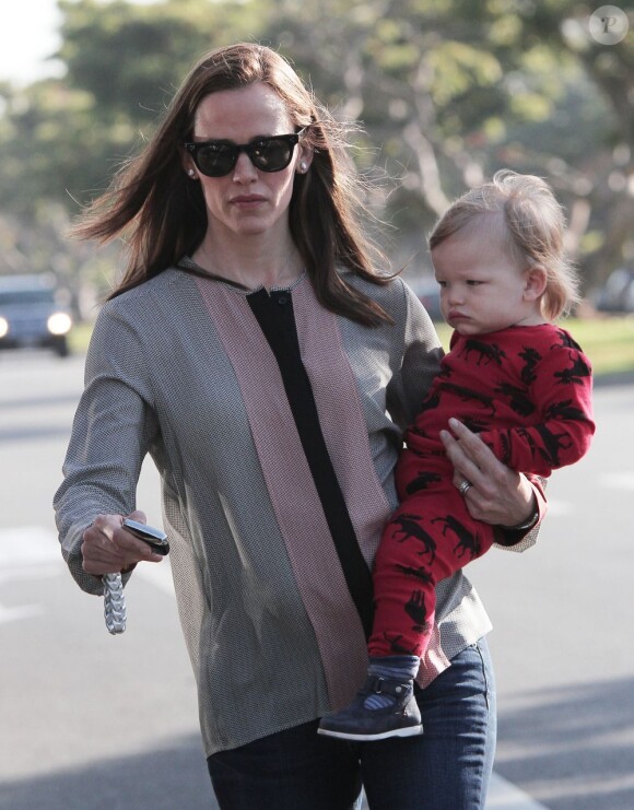 Jennifer Garner avec son fils Samuel dans les rues de Brentwood, le 26 avril 2013.
