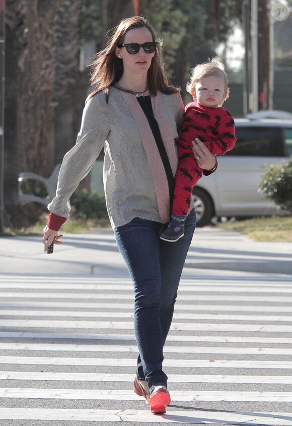 Jennifer Garner se balade à Brentwood avec son fils Samuel, le 26 avril 2013.