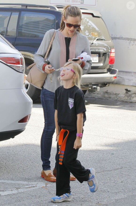 Jennifer Garner emmène ses filles à leur cours de karaté, à Santa Monica le 26 avril 2013.