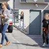 Jennifer Garner va chercher ses filles à leur cours de karaté, à Santa Monica le 26 avril 2013.