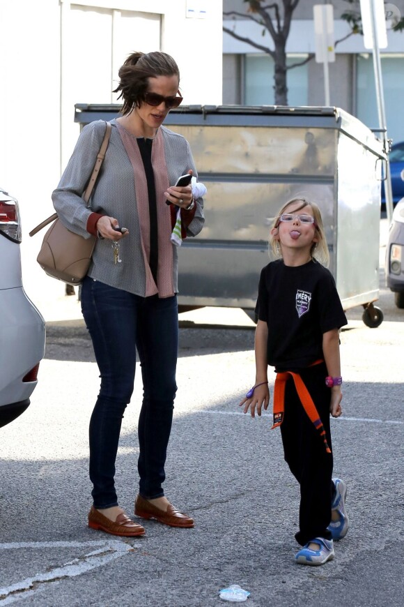 Jennifer Garner va chercher ses filles à leur cours de karaté, à Santa Monica le 26 avril 2013.