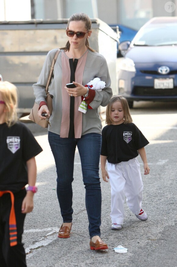 Jennifer Garner va chercher ses filles Violet et Seraphina à leur cours de karaté, à Santa Monica le 26 avril 2013.