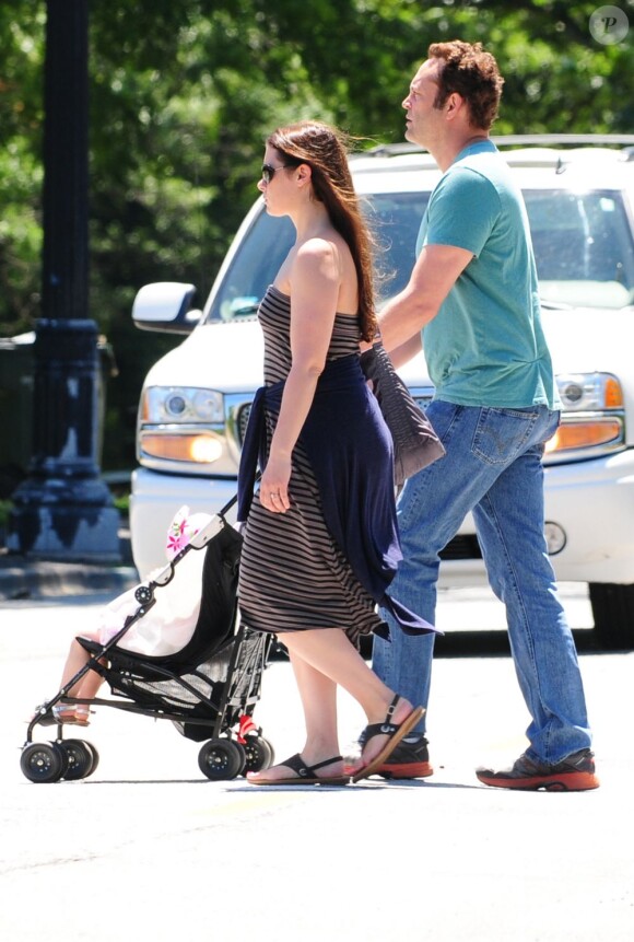 Vince Vaughn et sa femme Kyla Weber et leur fille Locklyn dans les rues de Los Angeles, le 25 juin 2012.