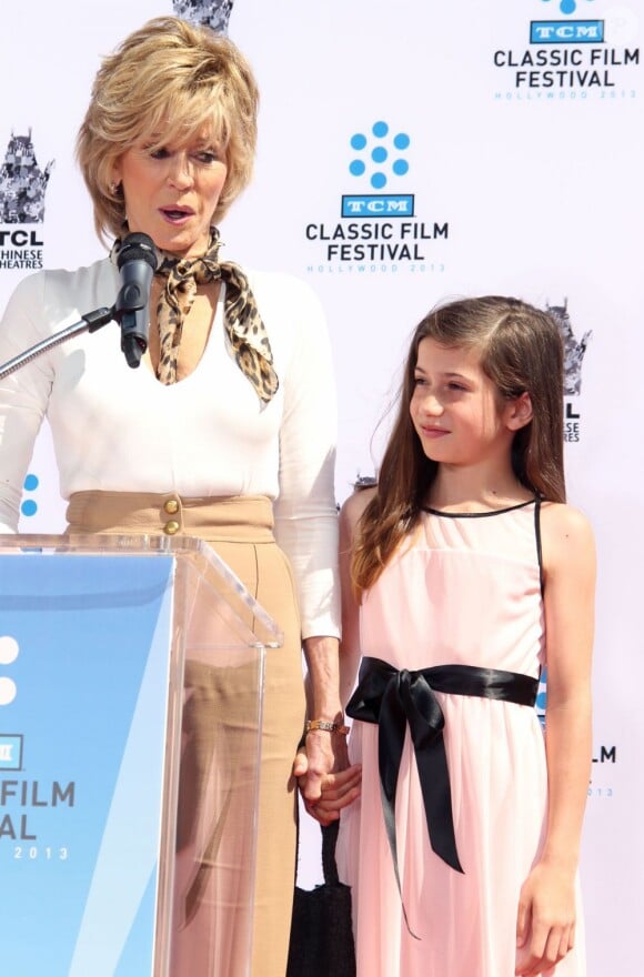 Jane Fonda avec sa petite-fille Viva Vadim lors de son hommage et la pose de ses empreintes, dans le cadre du TCM Classic Film Festival, à Los Angeles le 27 avril 2013