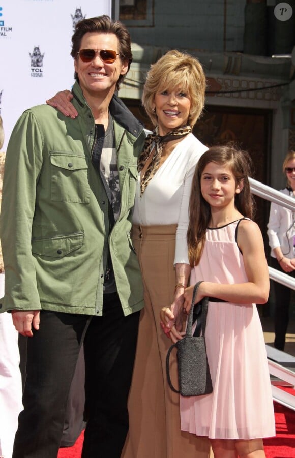 Jim Carrey, Jane Fonda avec sa petite-fille Viva Vadim lors de son hommage et la pose de ses empreintes, dans le cadre du TCM Classic Film Festival, à Los Angeles le 27 avril 2013