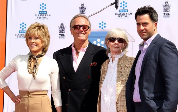 Jane Fonda avec Peter Fonda et Troy Garity lors de son hommage et la pose de ses empreintes, dans le cadre du TCM Classic Film Festival, à Los Angeles le 27 avril 2013