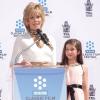 Jane Fonda et sa petite-fille Viva lors de son hommage et la pose de ses empreintes, dans le cadre du TCM Classic Film Festival, à Los Angeles le 27 avril 2013