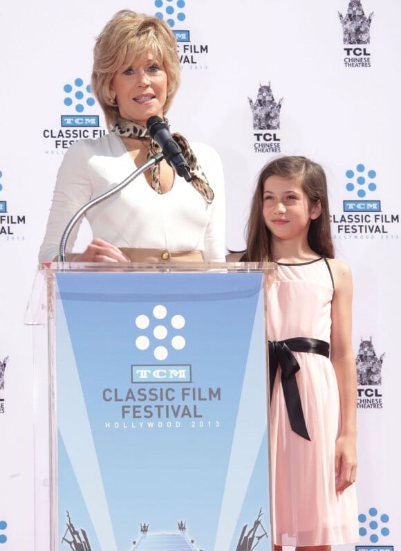 Jane Fonda et sa petite-fille Viva lors de son hommage et la pose de ses empreintes, dans le cadre du TCM Classic Film Festival, à Los Angeles le 27 avril 2013