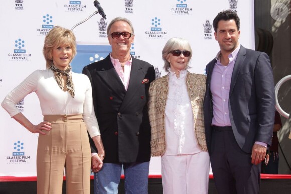 Jane Fonda, Peter Fonda, Shirley Fonda et Troy Garity lors de son hommage et la pose de ses empreintes, dans le cadre du TCM Classic Film Festival, à Los Angeles le 27 avril 2013