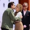 Jim Carrey embrasse Jane Fonda lors de son hommage et la pose de ses empreintes, dans le cadre du TCM Classic Film Festival, à Los Angeles le 27 avril 2013