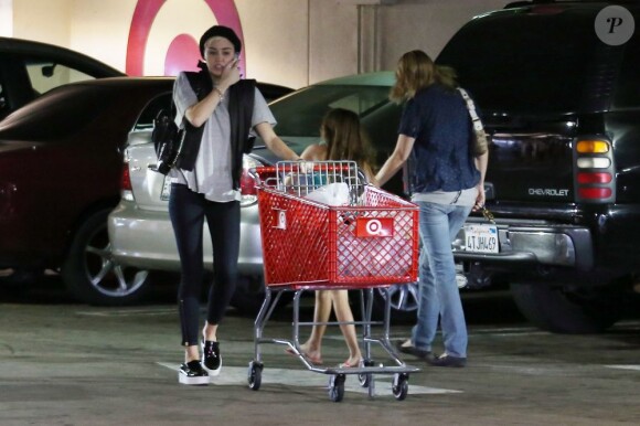 Miley Cyrus va faire des courses à Target, à Sherman Oaks, Los Angeles, le 28 avril 2013.