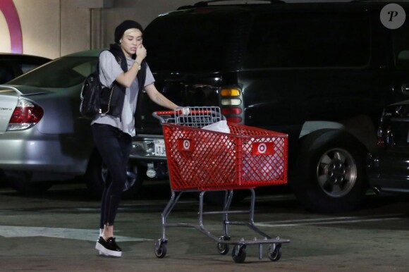 Miley Cyrus va faire des courses à Target, à Sherman Oaks, Los Angeles, le 28 avril 2013.