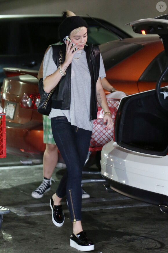 Miley Cyrus va faire des courses à Target, à Sherman Oaks, Los Angeles, le 28 avril 2013.