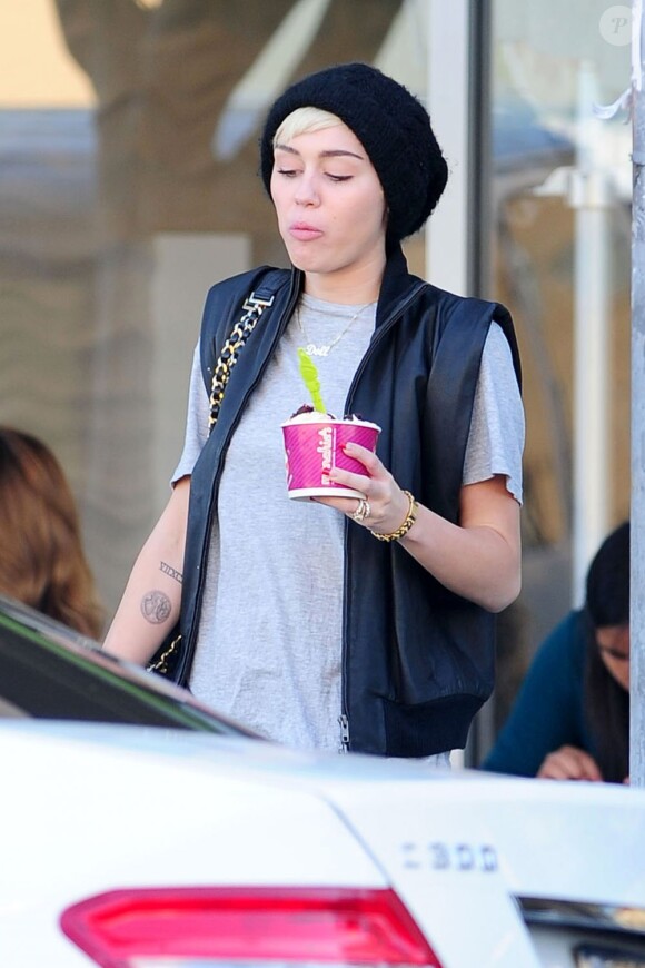 Miley Cyrus va faire du shopping et une promenade avec une amie, à Los Angeles, le 28 avril 2013.