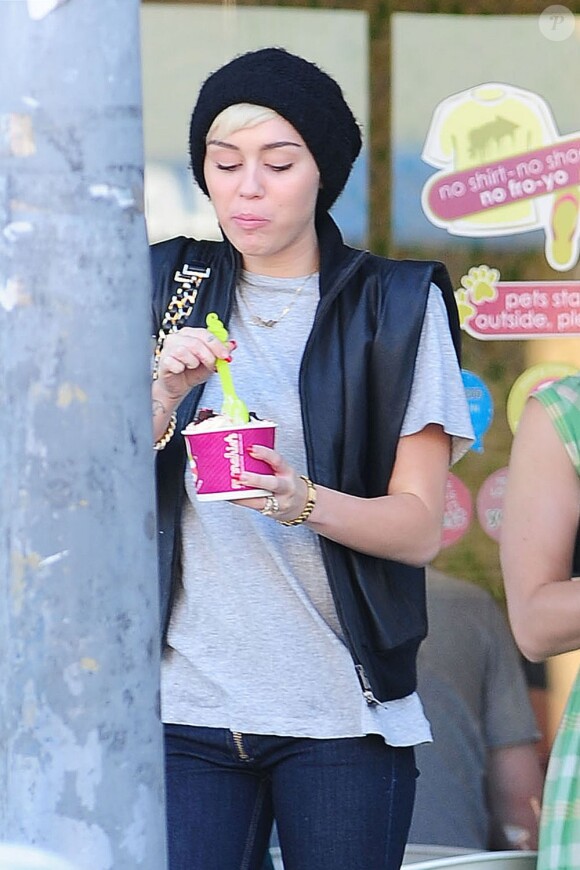 Miley Cyrus va faire du shopping et une promenade avec une amie, à Los Angeles, le 28 avril 2013.