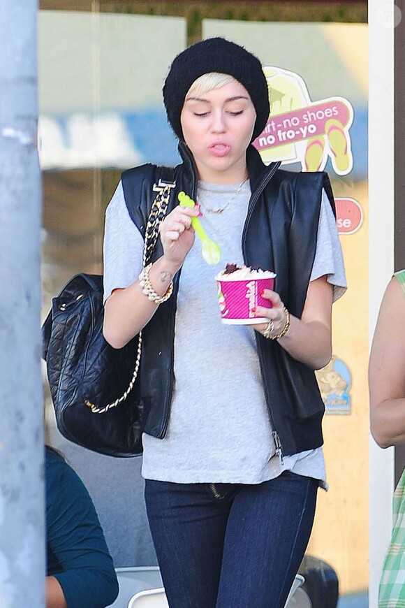 Miley Cyrus va faire du shopping et une promenade avec une amie, à Los Angeles, le 28 avril 2013.